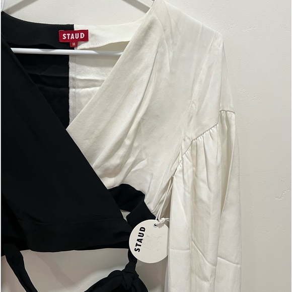 STAUD - NWT CROPPED TWO-TONE CREPE DE CHINE WRAP TOP IN BLACK / WHITE - Picture 5 of 6